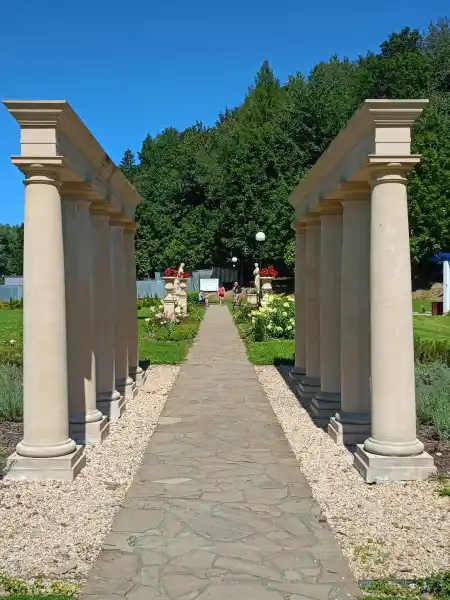 Ogrody tematyczne Muszyna Zdroj kolumnada